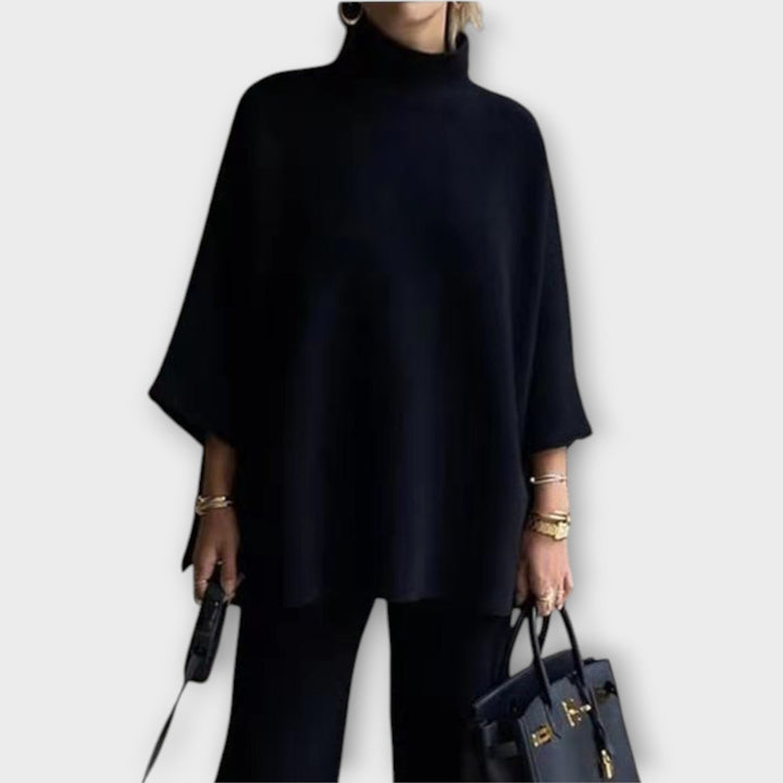 Kootud pluus kõrge kaelusega ja lahtise joonega