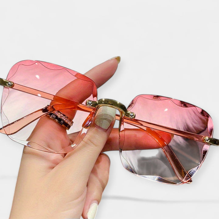 Retro raamita prillid klassikalise stiiliga.