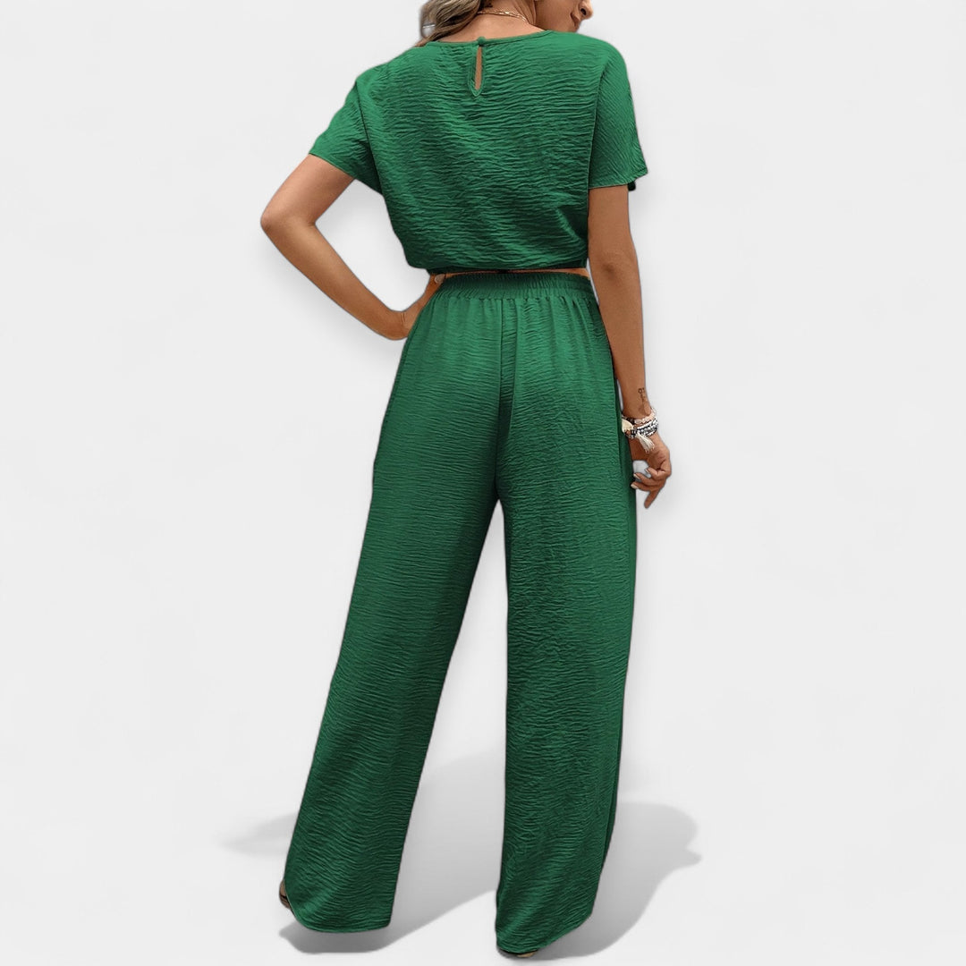 Stiilne laia lõikega komplekt mugavuseks.