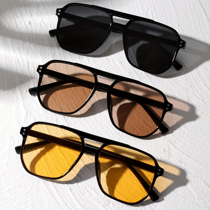 Ruudukujulised prillid neetidega ja stiilne välimus