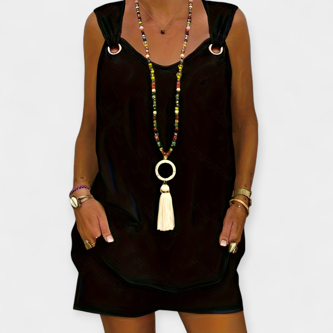 Varrukateta top ja lühikesed püksid mugavuseks.