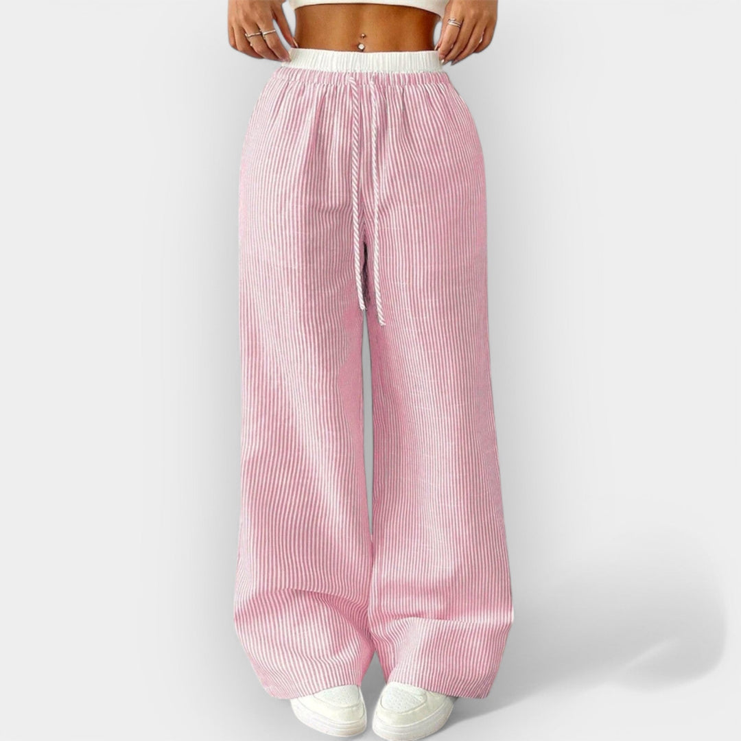 Triibulised püksid laia lõikega mugavuseks.