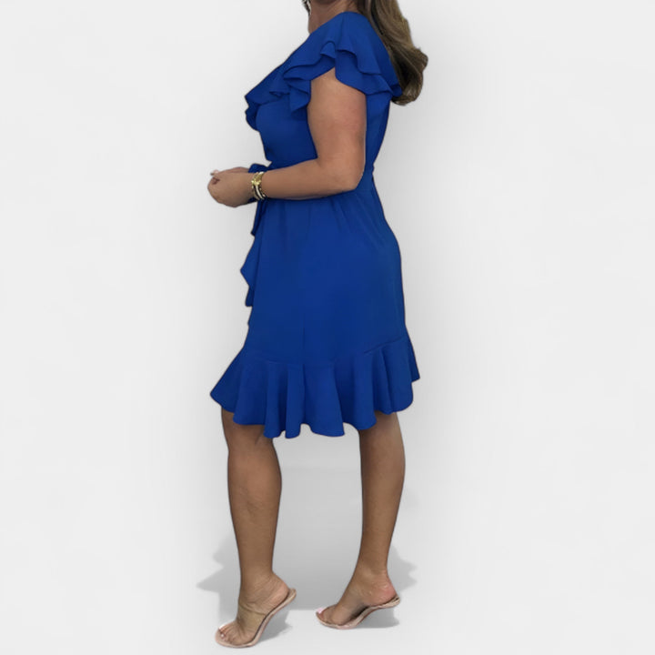 Elegantne kleit naiseliku silueti rõhutamiseks