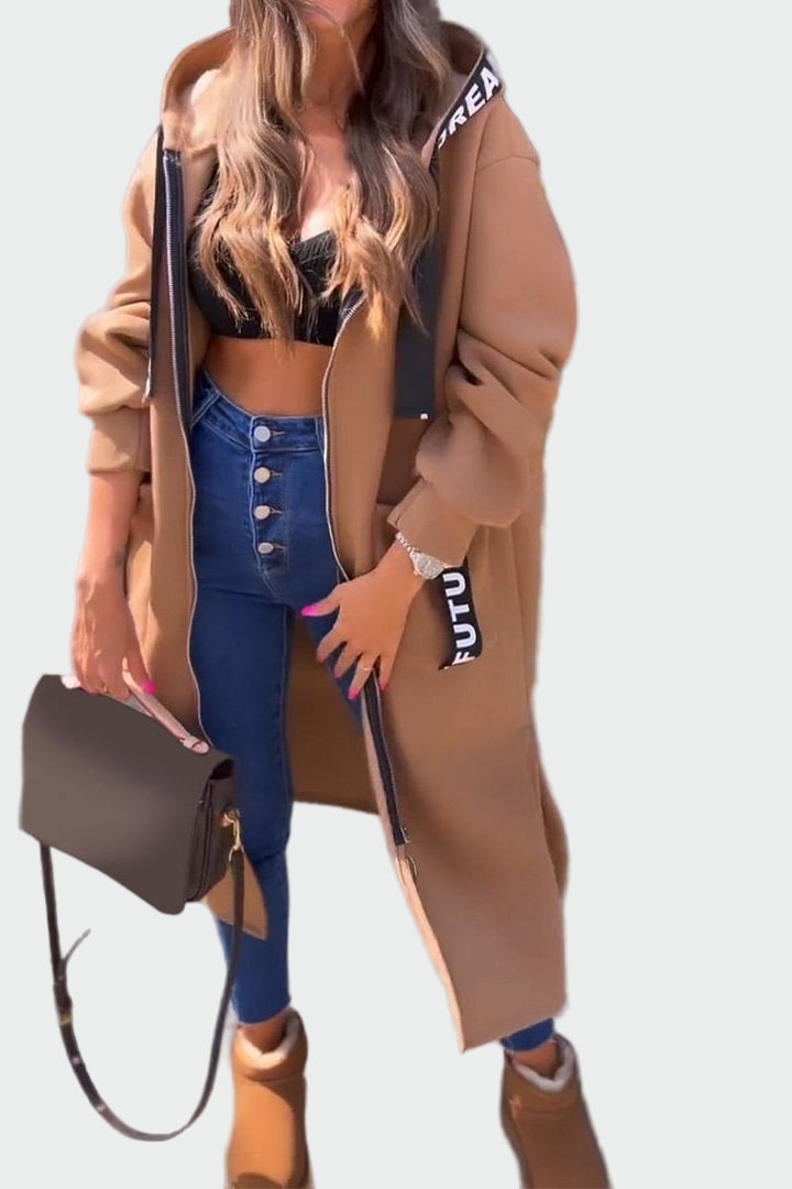 Pikk kapuutsiga mantel mugavuseks ja soojuseks