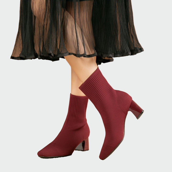 Kootud ortopeedilised saapad mugavuse ja toe jaoks.