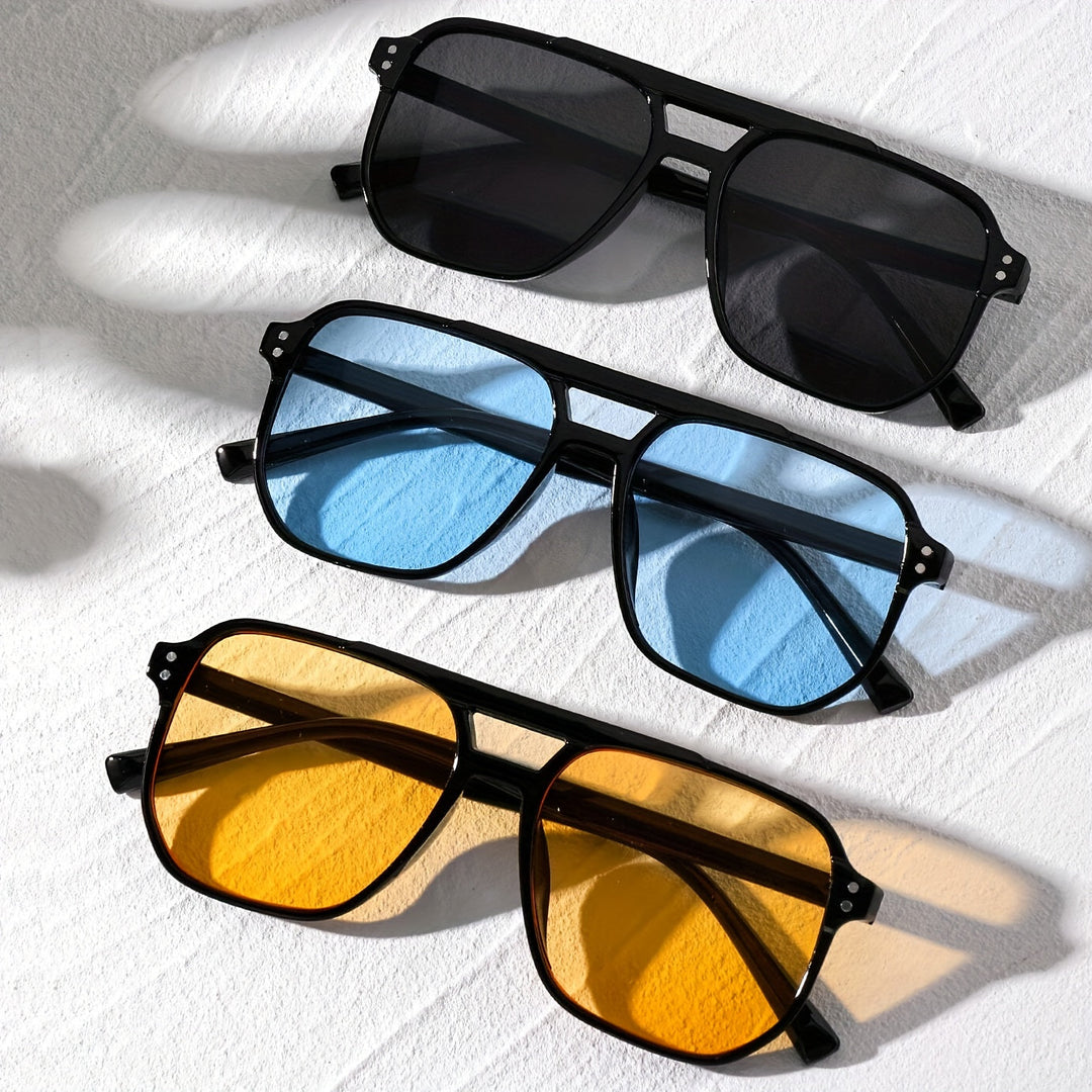 Ruudukujulised prillid neetidega ja stiilne välimus