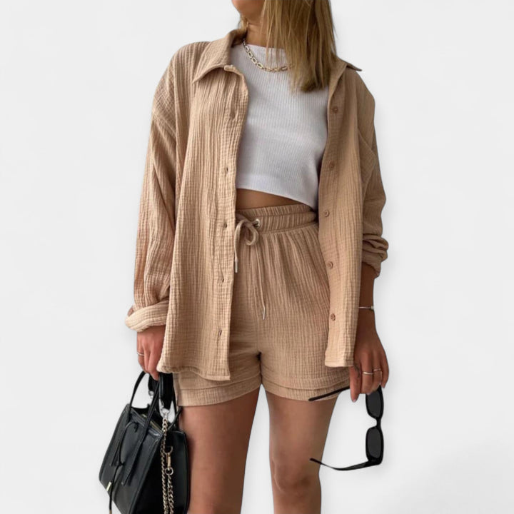 Kahevärviline suvine topikomplekt ja lühikesed püksid.