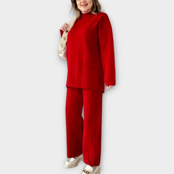 Kootud lahtise lõikega komplekt mugavuseks ja stiiliks.