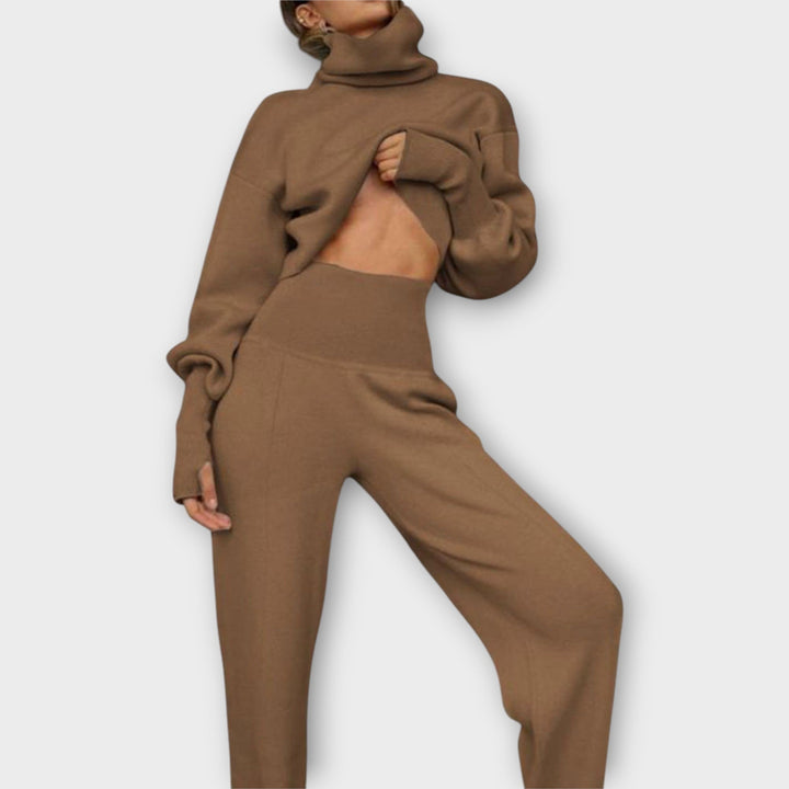 Kootud komplekt kõrge kaelusega ja avara lõikega.