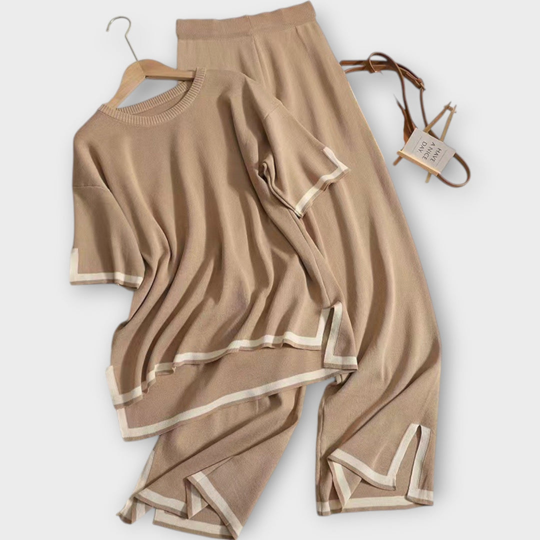 Lühikeste varrukatega kootud komplekt mugavuseks.