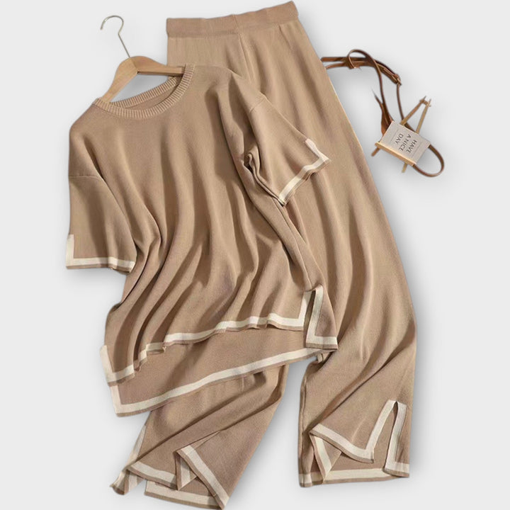 Lühikeste varrukatega kootud komplekt mugavuseks.