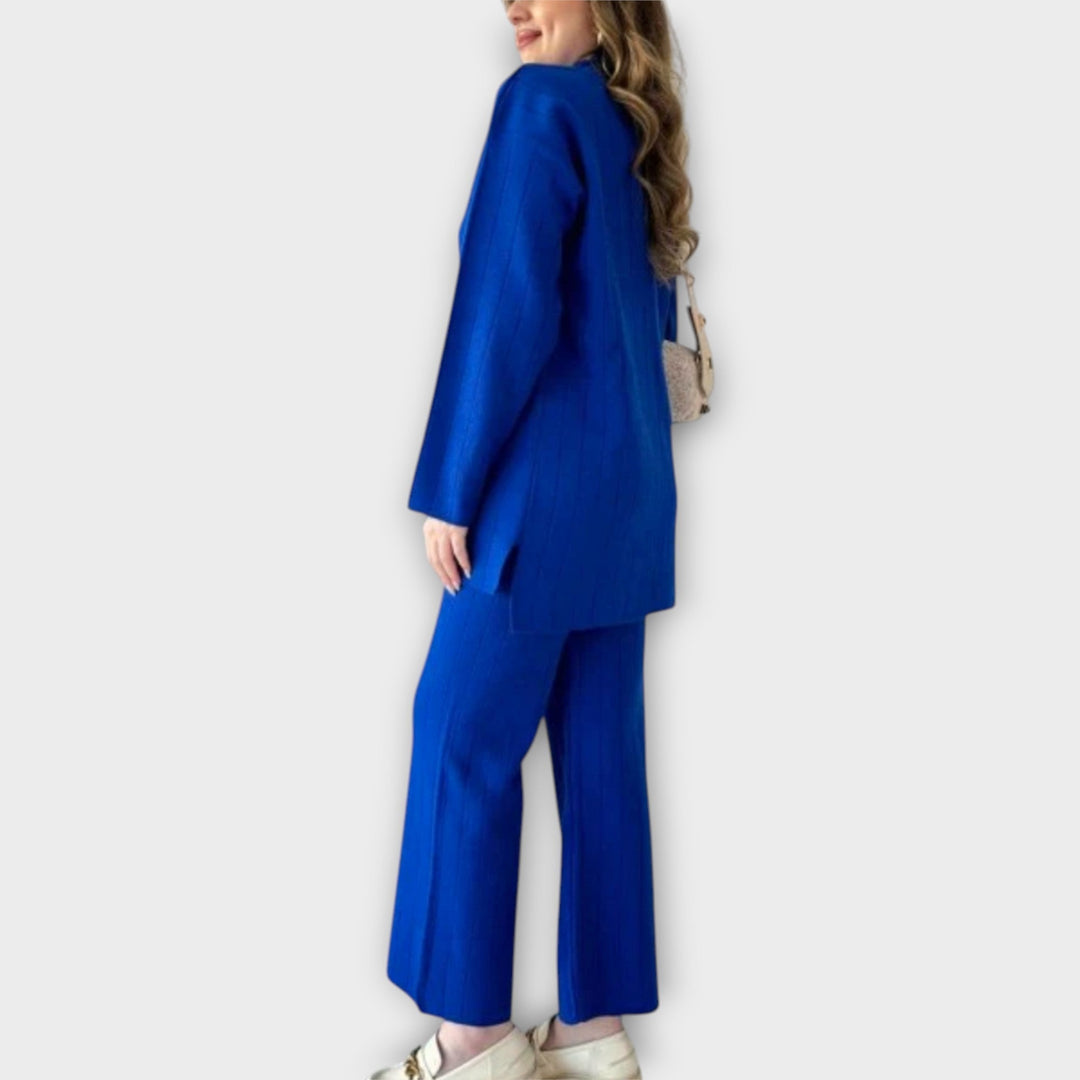 Kootud lahtise lõikega komplekt mugavuseks ja stiiliks.