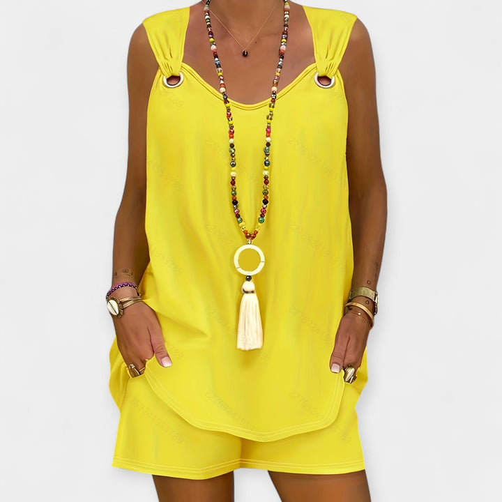 Varrukateta topi ja lühikeste pükste komplekt mugavuseks.