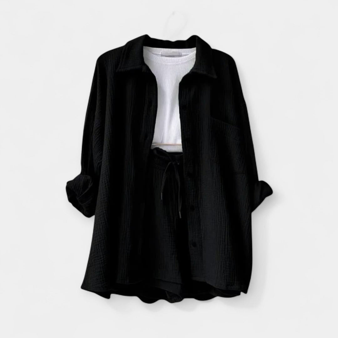 Kahevärviline suvine topikomplekt ja lühikesed püksid.