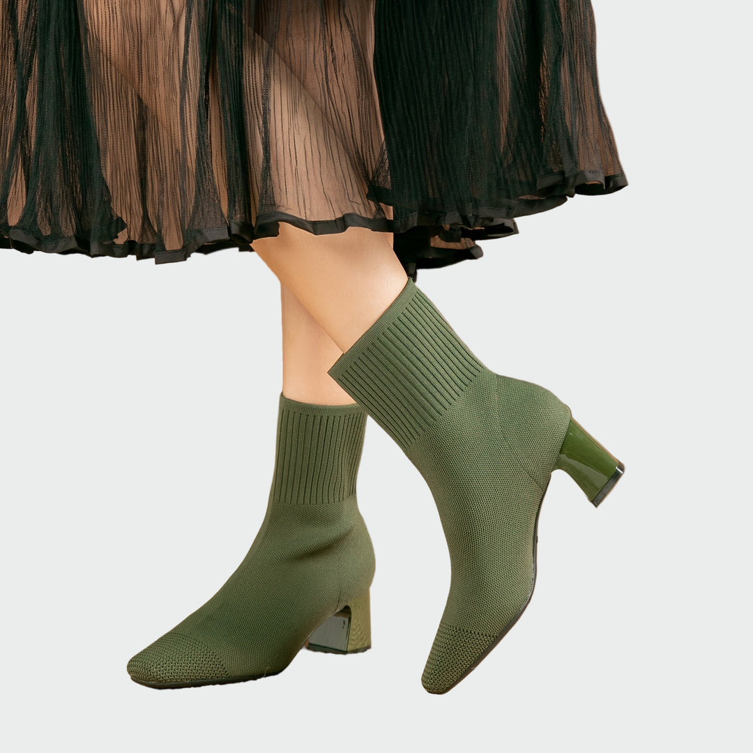 Kootud ortopeedilised saapad mugavuse ja toe jaoks.