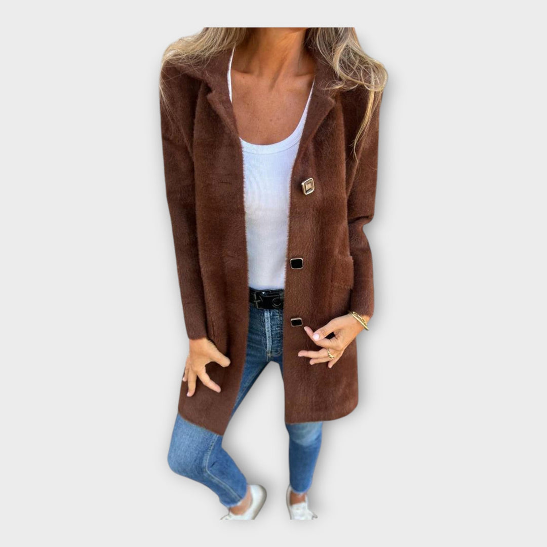 Villane mantel elegantse kinnitusega ja stiilne valik.