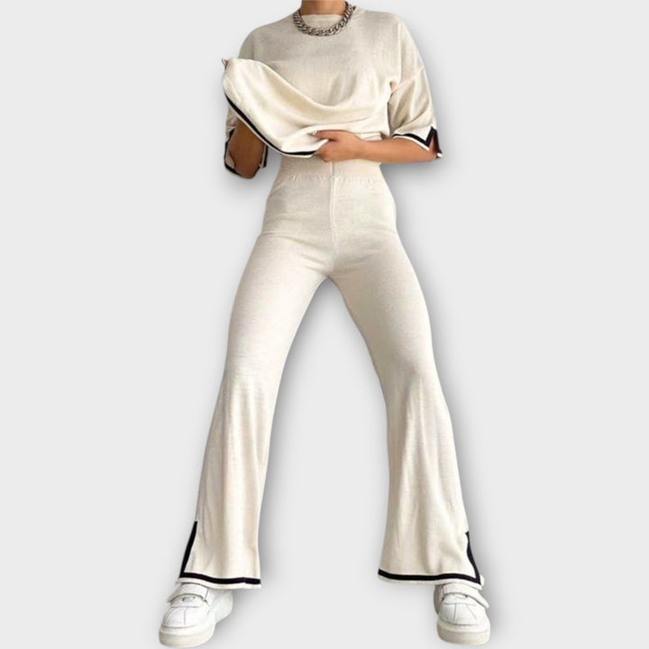 Lühikeste varrukatega kootud komplekt mugavuseks.