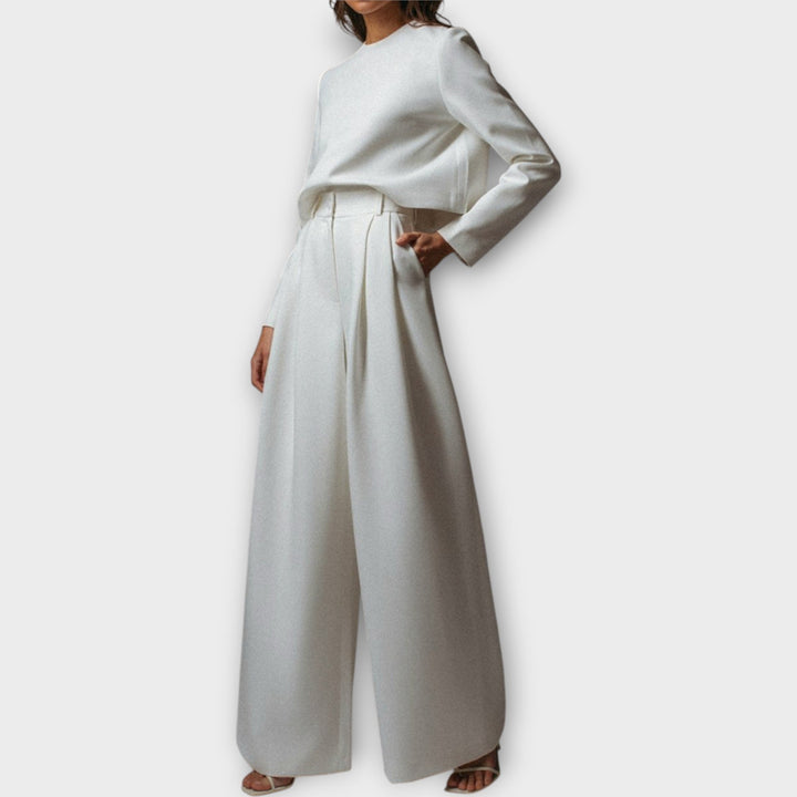 Elegantne komplekt ajatu stiiliga ja lihtsuse nautimiseks.