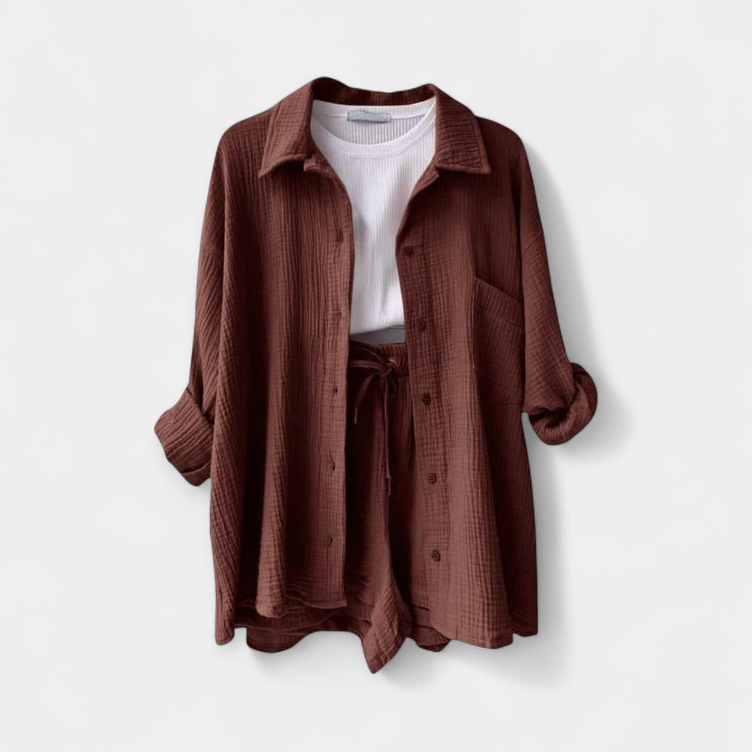 Kahevärviline suvine topikomplekt ja lühikesed püksid.