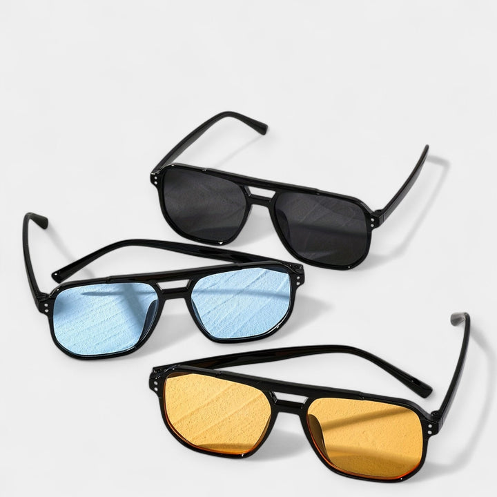 Ruudukujulised prillid neetidega ja stiilne välimus