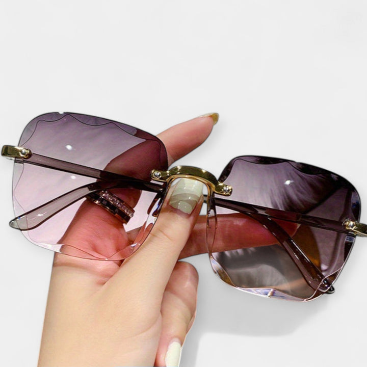 Retro raamita prillid klassikalise stiiliga.