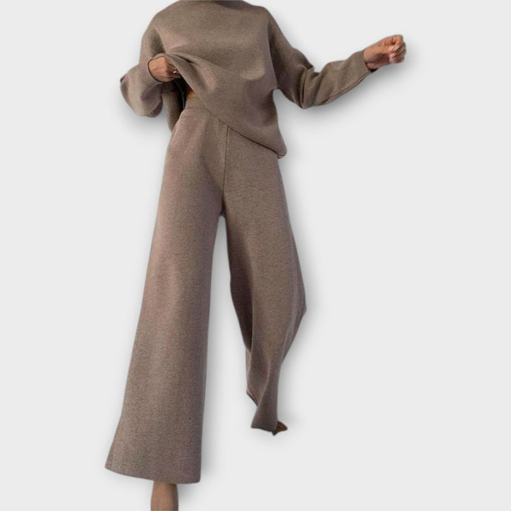 Kootud komplekt kõrge kaelusega ja pükstega - mugavus ja stiil.