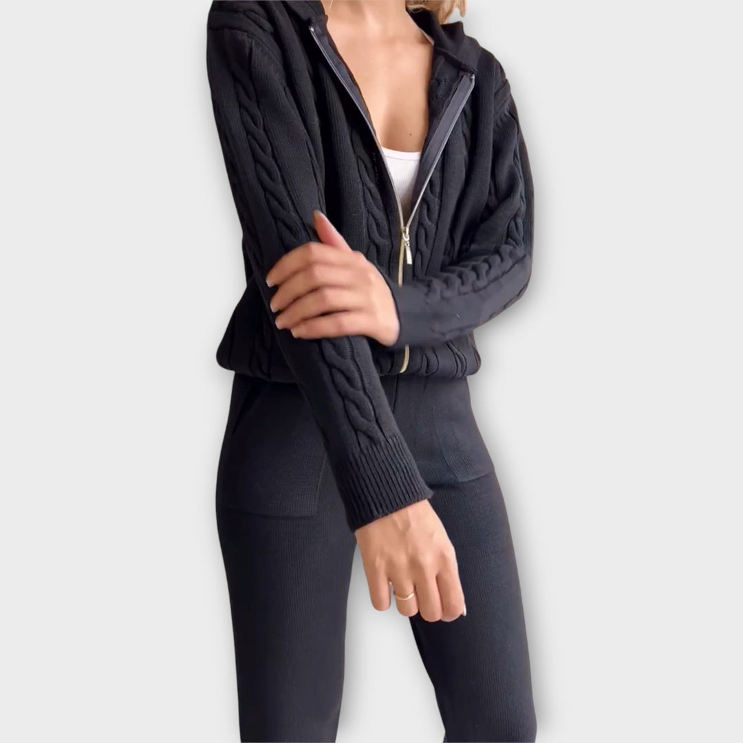 Kootud komplekt kapuutsi ja kardiganiga - soe ja mugav.