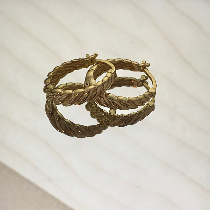 Keeratud kõrvalrõngad – stiilne ja ainulaadne aksessuaar.