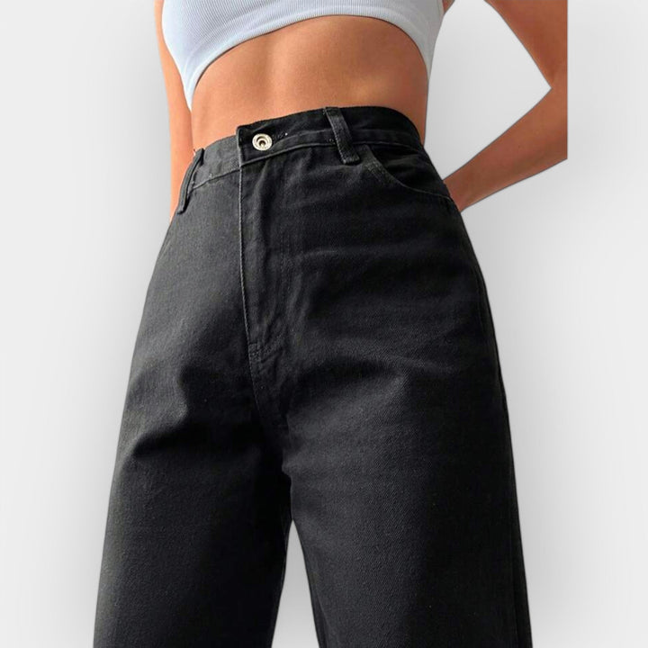 Kõrge vöökohaga laiad teksad mugavuseks.