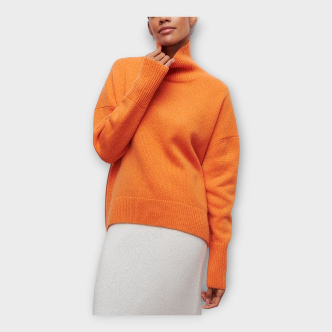 Kootud kampsun kõrge kraega mugavuse ja soojuse jaoks.