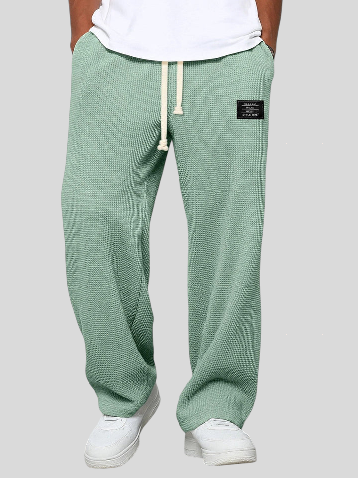 Samu laiad püksid reguleeritava vöökohtaga mugavuseks.