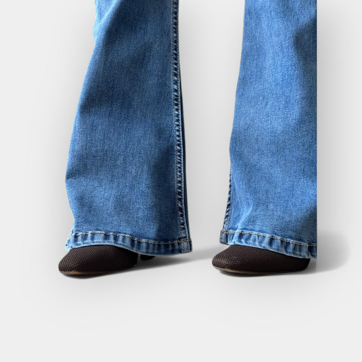 Kõrge vöökohaga laienevad teksad mugavuseks ja stiiliks.