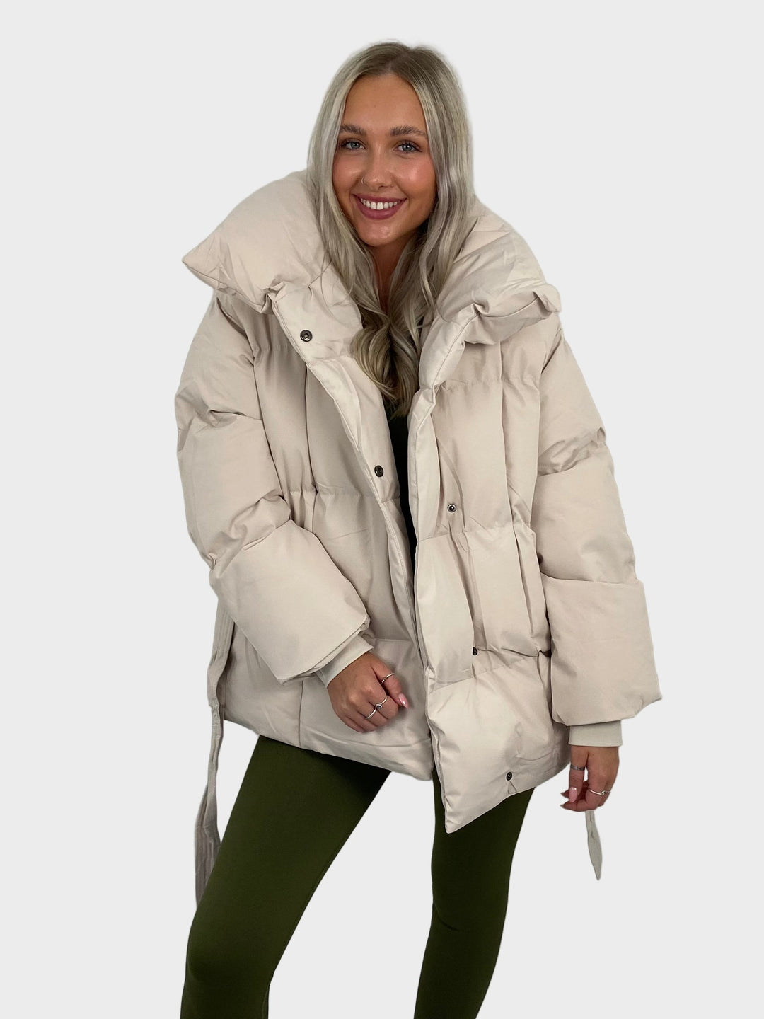 Maja - Lühike pufferjope vöökohtadega