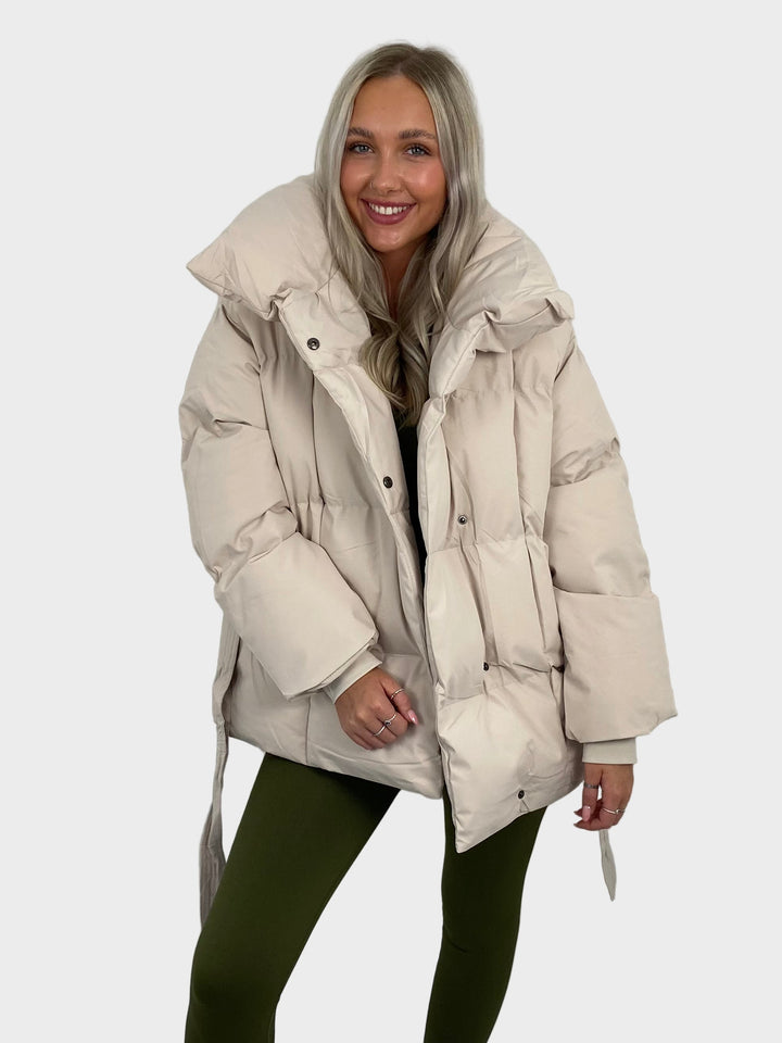 Maja - Lühike pufferjope vöökohtadega