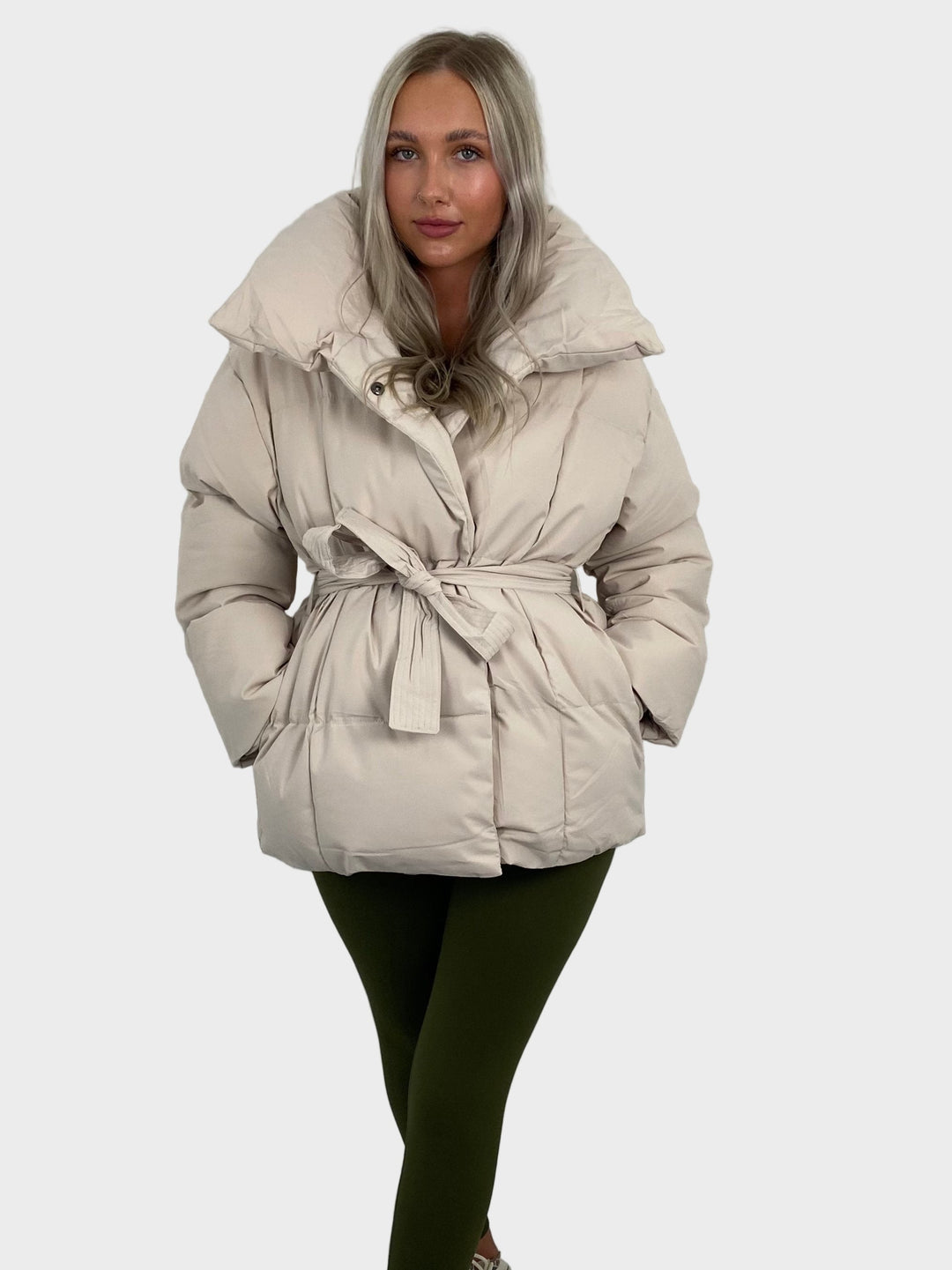 Maja - Lühike pufferjope vöökohtadega