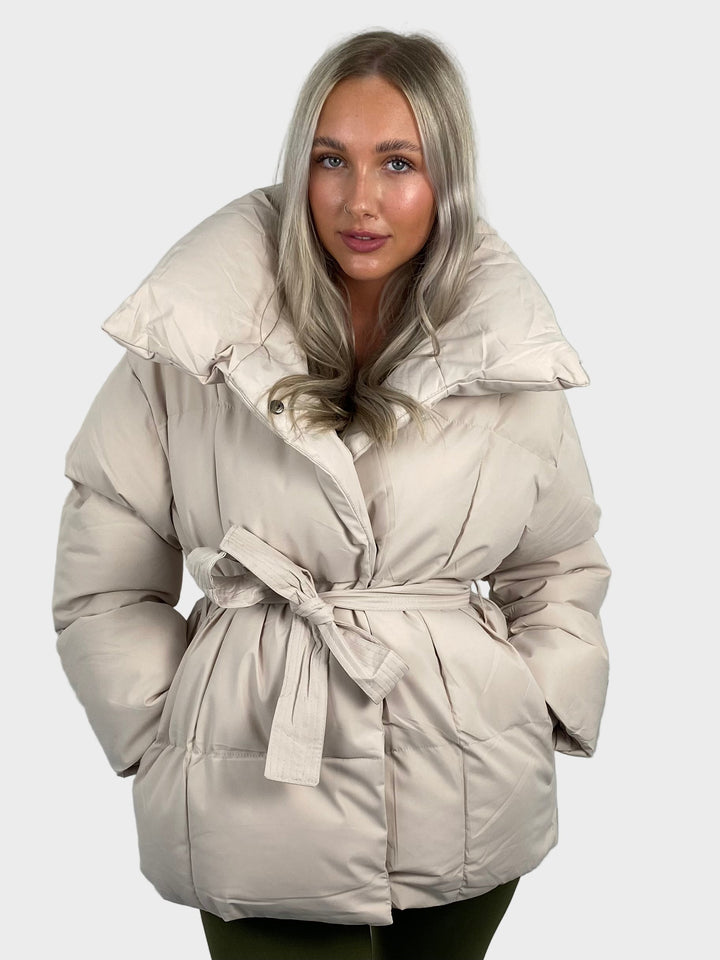 Maja - Lühike pufferjope vöökohtadega