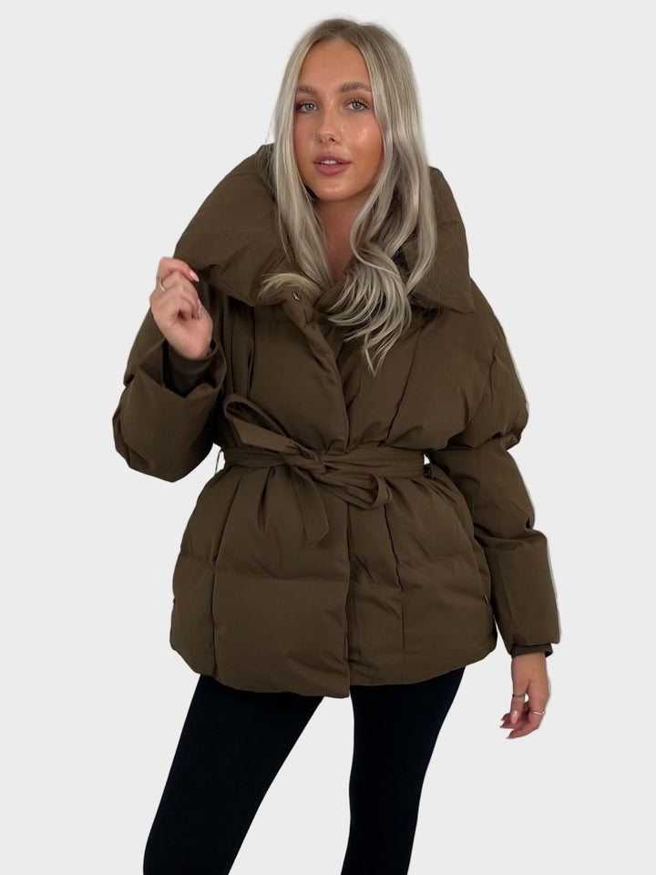 Maja - Lühike pufferjope vöökohtadega