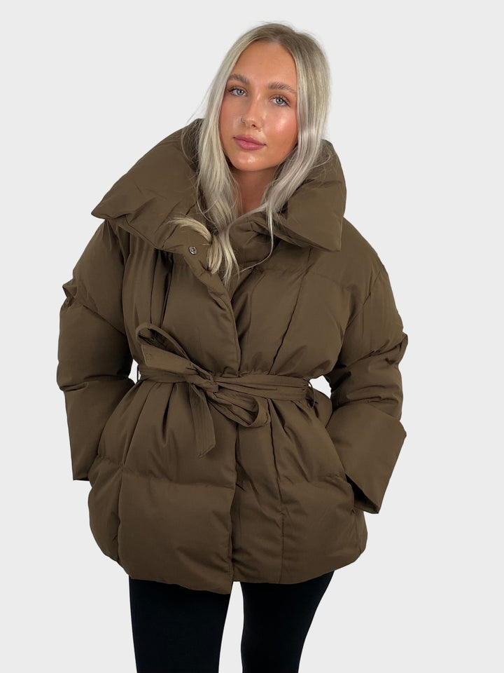 Maja - Lühike pufferjope vöökohtadega