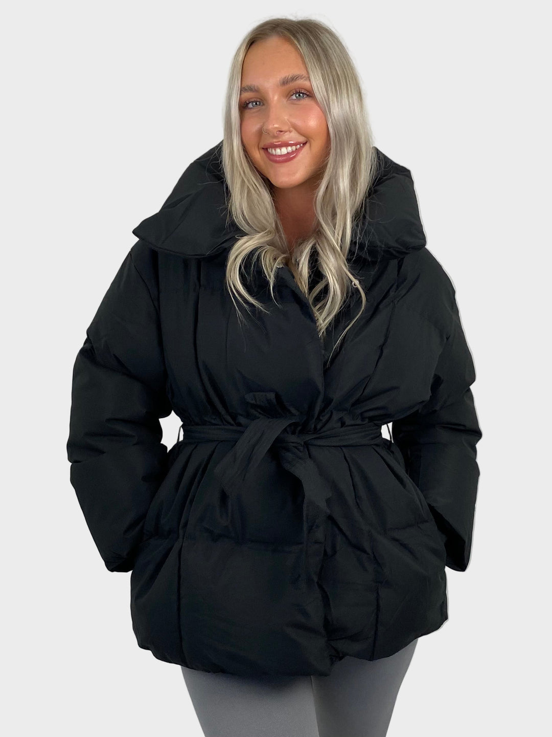 Maja - Lühike pufferjope vöökohtadega