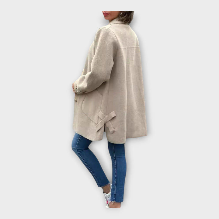 Klassikaline nööpidega pikk mantel elegantseks stiiliks.