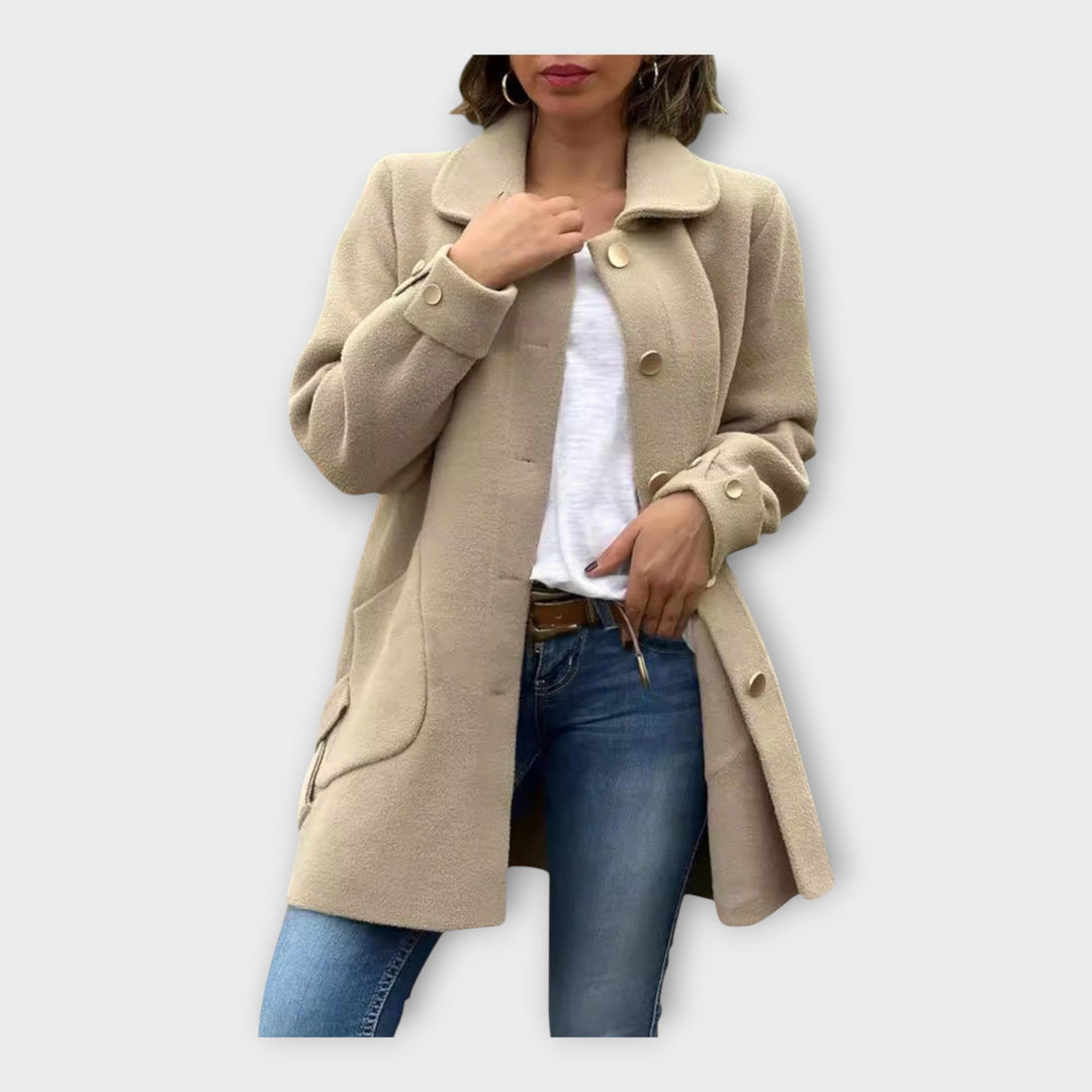 Klassikaline nööpidega pikk mantel elegantseks stiiliks.