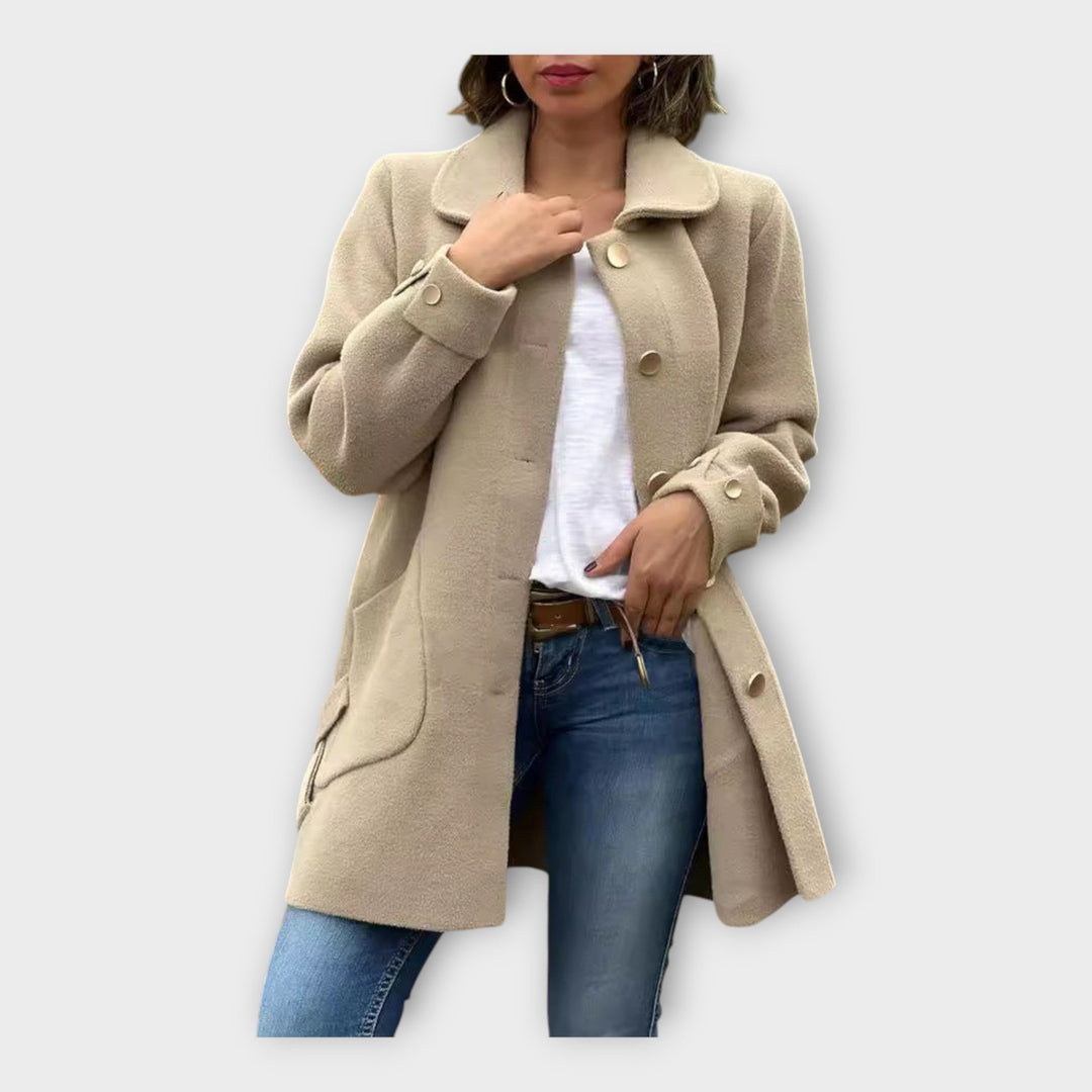 Klassikaline nööpidega pikk mantel elegantseks stiiliks.