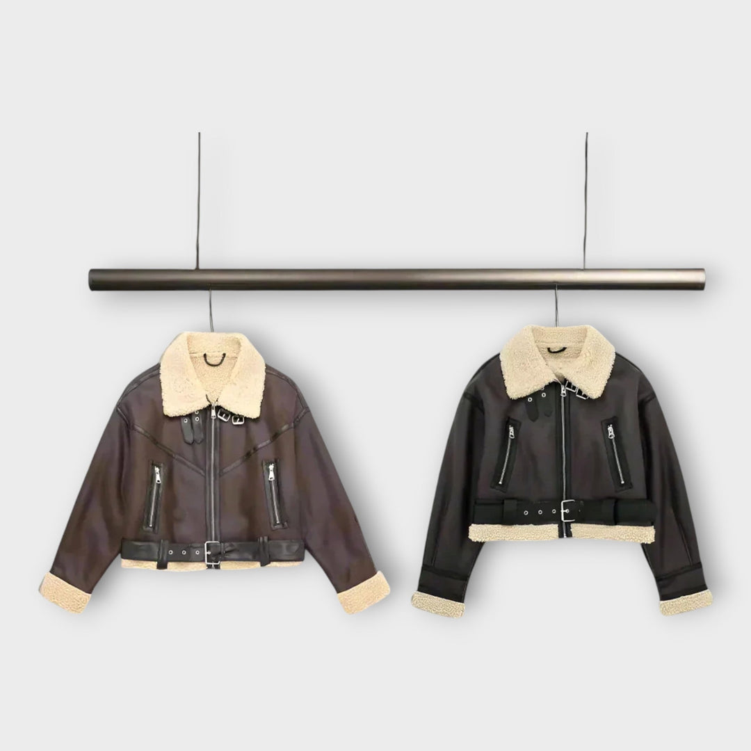 Lühike nahktagi karusnaha ja vööga stiilne kaitse.