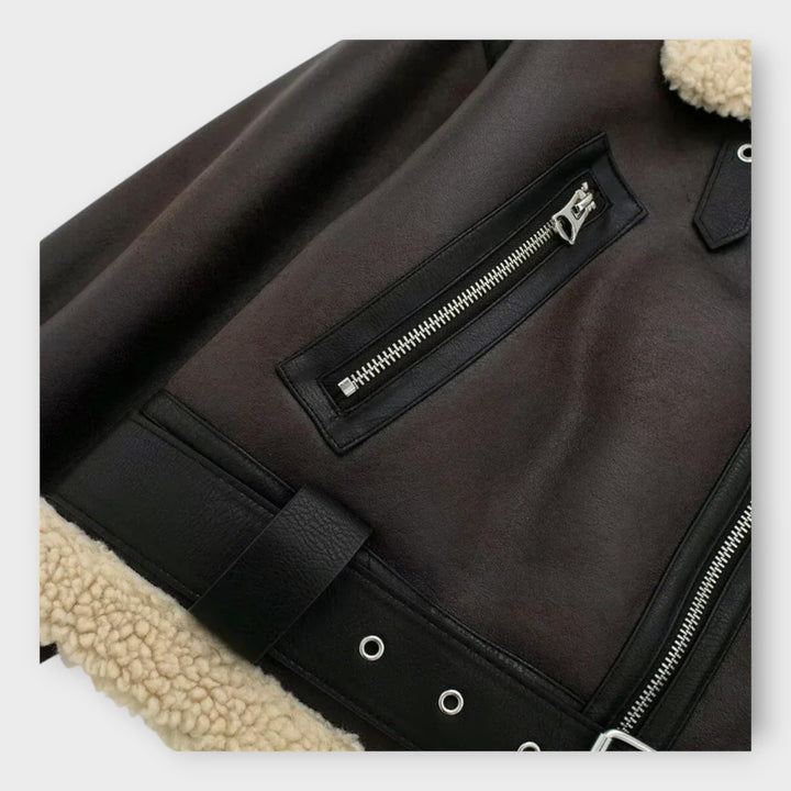 Lühike nahktagi karusnaha ja vööga stiilne kaitse.