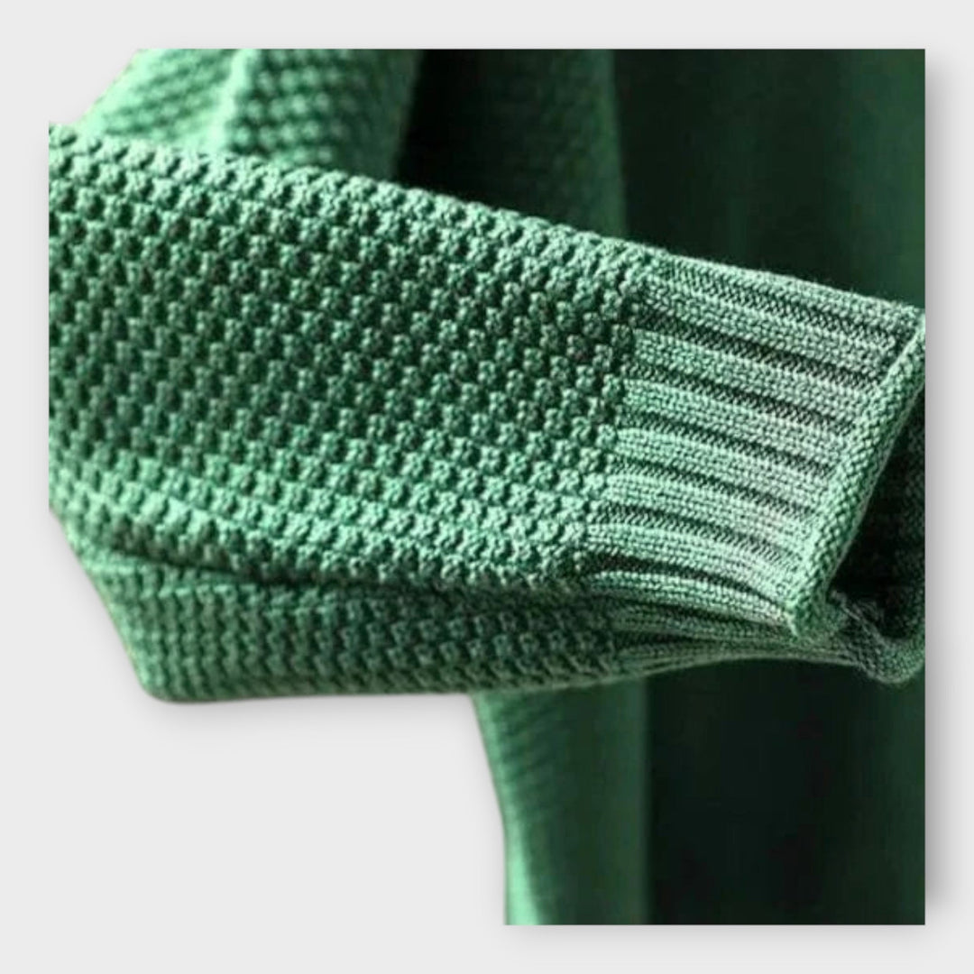 Kootud kampsun kõrge kraega mugavuse ja soojuse jaoks