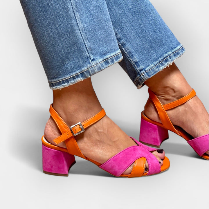 Fikseeritud kontsaga moekad sandaalid mugavaks kandmiseks.