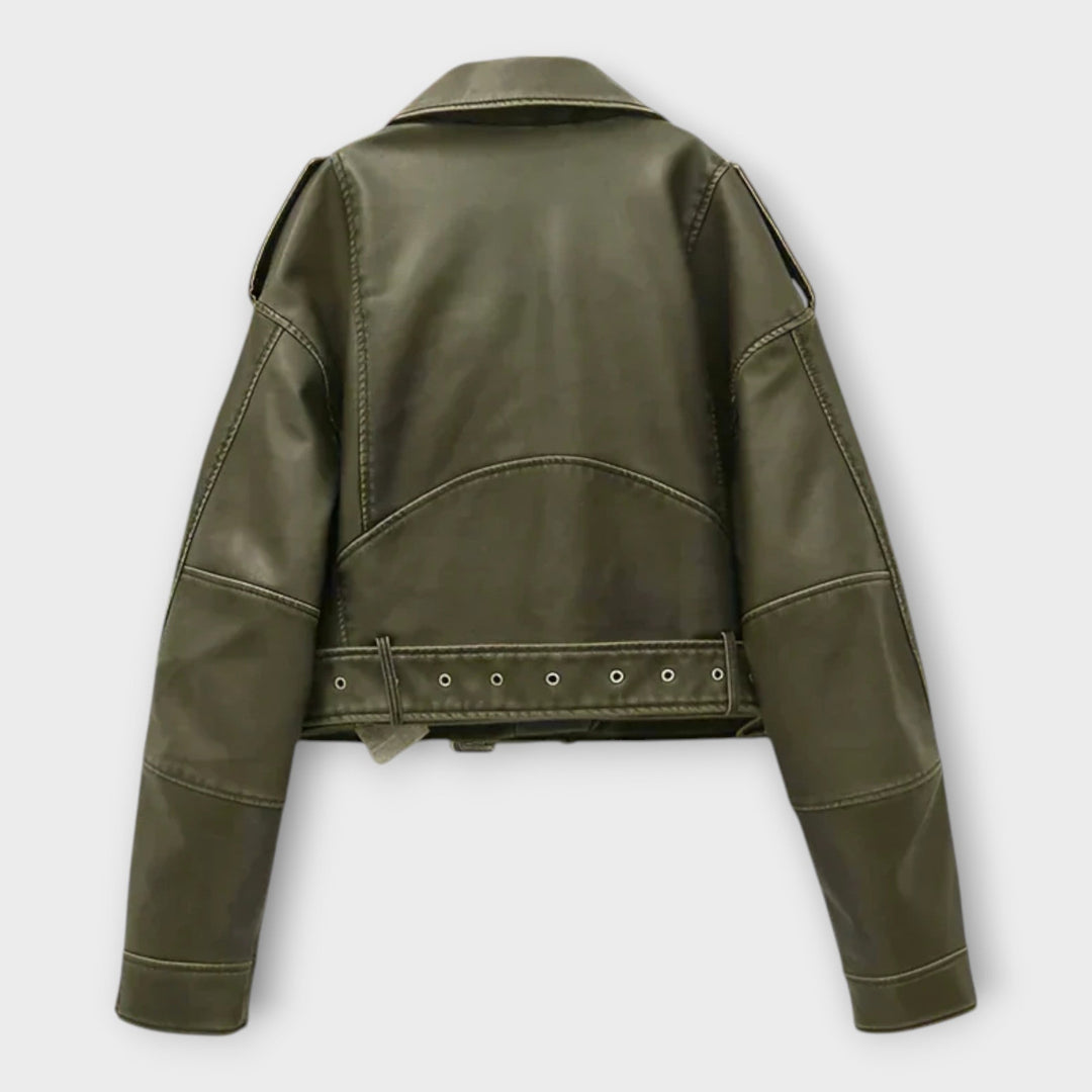 Moodne lühike nahktagi elegantse välimusega.