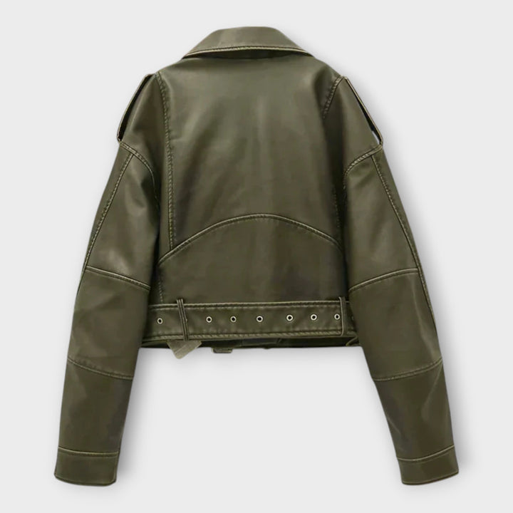 Moodne lühike nahktagi elegantse välimusega.