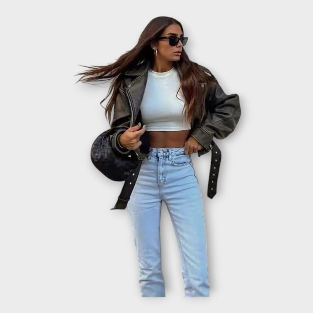 Moodne lühike nahktagi elegantse välimusega.