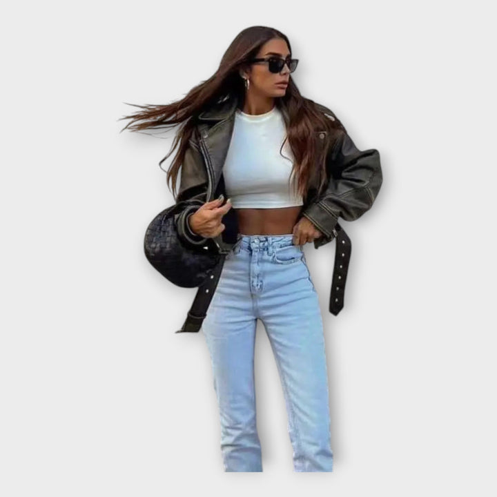 Moodne lühike nahktagi elegantse välimusega.